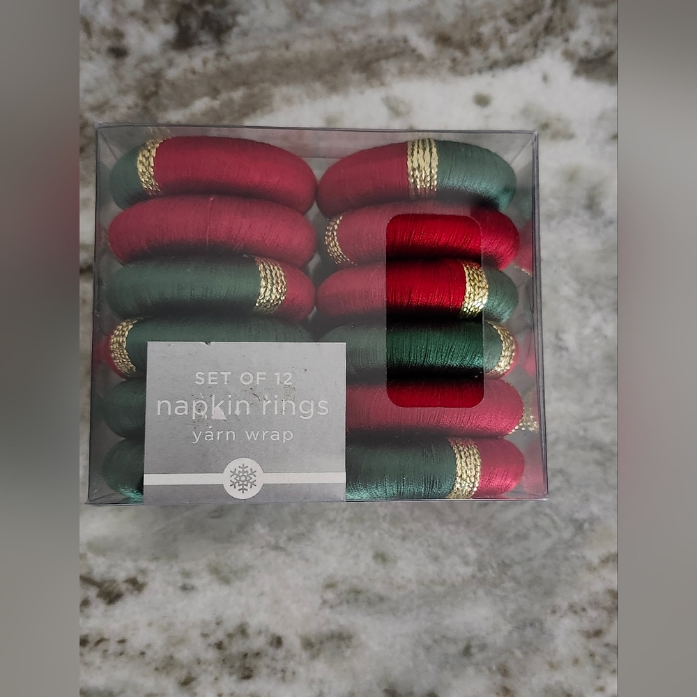 Set of 12 napkin rings, yarn wrap